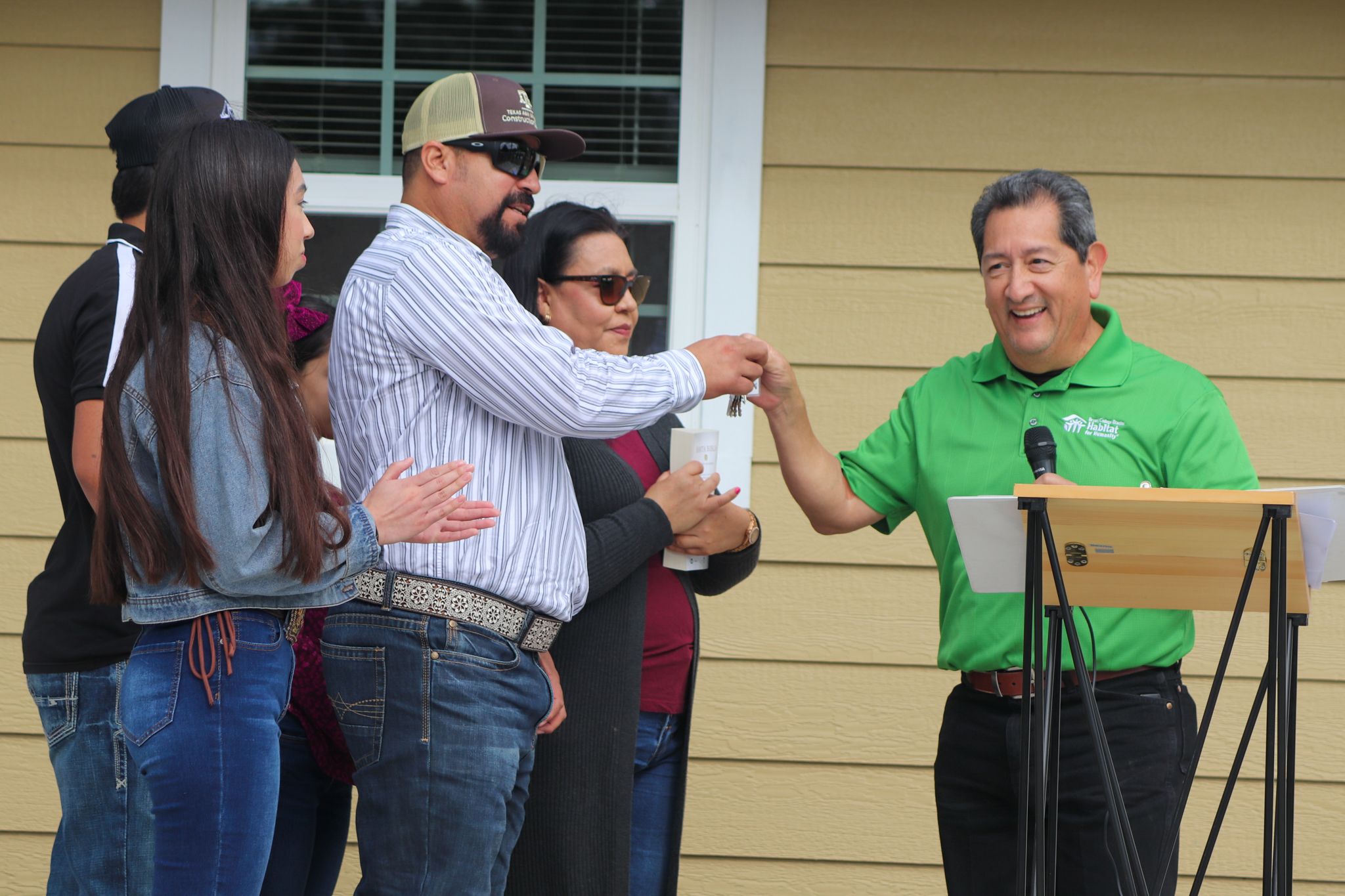 Carl Orozco presenting the keys to the Espinoza family's home.